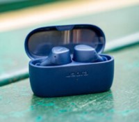 Les Jabra Elite 4 dans leur boîtier // Source : Chloé Pertuis pour Frandroid Les Jabra Elite 4 dans leur boîtier // Source : Chloé Pertuis pour Frandroid