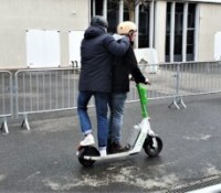 Rouler à deux en trottinette Lime, c'est (bientôt) fini. Source : Frandroid