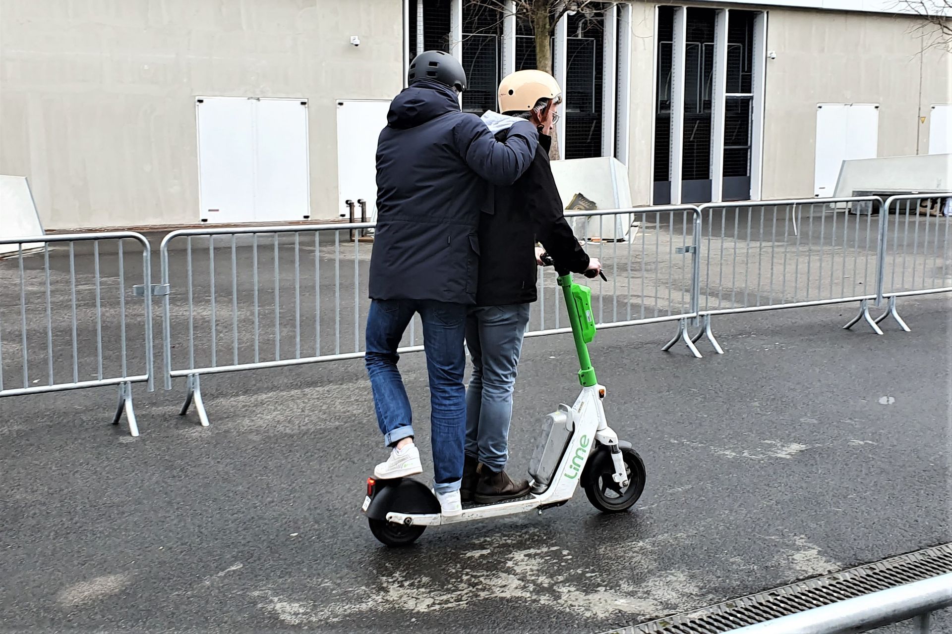 Lime trottinette électrique anti conduite deux