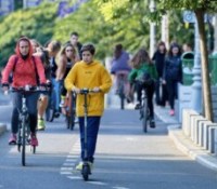 En France, les enfants de moins de 12 ans ont interdiition de rouler à trottinette électrique / Source : Pixabay/Surprising_Shots