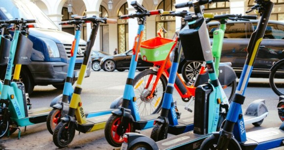 Les trottinettes électriques en libre-service évoluent depuis 2018 à Paris - Source : Unsplash/Mathias Reding Les trottinettes électriques en libre-service évoluent depuis 2018 à Paris - Source : Unsplash/Mathias Reding
