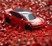 Une image d'une Tesla miniature en Lego générée par une IA // Source : Frandroid avec Midjourney