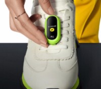 Le Xiaomi Smart Band 8 peut être fixé au pied pour connaître la longueur de ses foulées // Source : Xiaomi