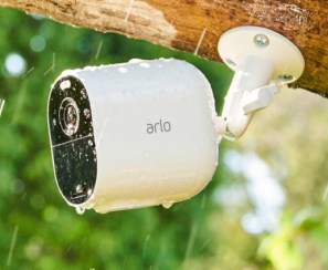 Parmis les caractéristiques suivantes de la caméra Arlo Essential, quelle est celle qui est fausse ?