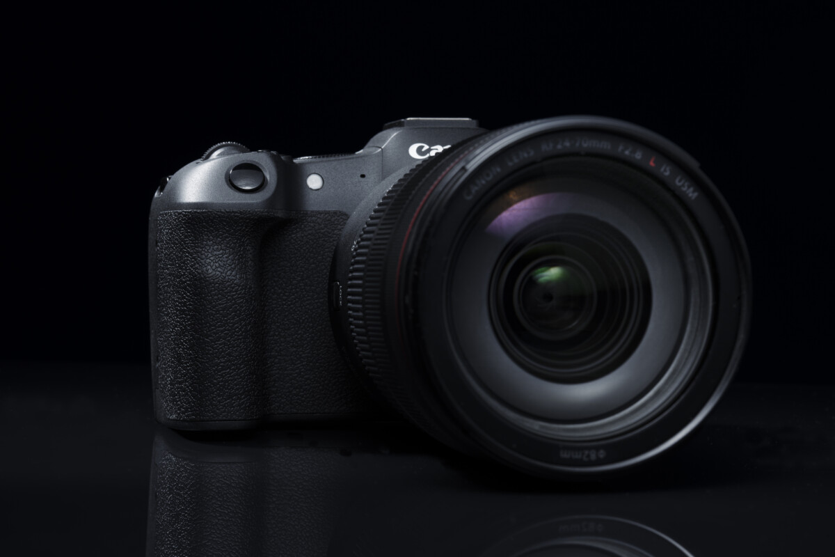 le nouveau Canon R8 équipé du 24-70 mm f/2.8 ©Theo Toyer pour Frandroïd le nouveau Canon R8 équipé du 24-70 mm f/2.8 ©Theo Toyer pour Frandroïd