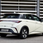 Pourquoi la rivale des MG4 et Peugeot e-208 est plus longue en Europe qu’en Chine ? Pourquoi la rivale des MG4 et Peugeot e-208 est plus longue en Europe qu’en Chine ?