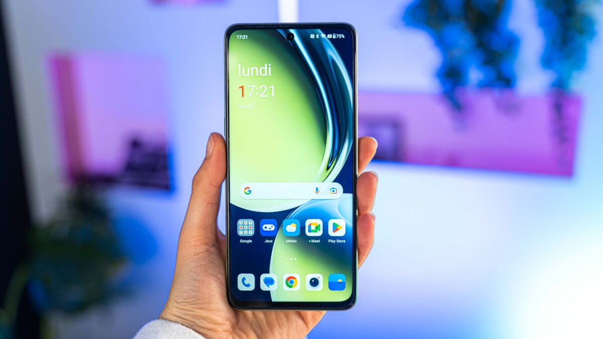 Le OnePlus Nord CE 3 Lite offre de belles finitions pour un milieu de gamme sous la barre des 400 euros. // Source : Frandroid - Chloé Pertuis Le OnePlus Nord CE 3 Lite offre de belles finitions pour un milieu de gamme sous la barre des 400 euros. // Source : Frandroid - Chloé Pertuis