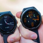La Garmin Forerunner 255 à écran MIP à gauche et la Forerunner 965 à écran Amoled à droite // Source : Chloé Pertuis - Frandroid