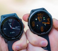 La Garmin Forerunner 255 à écran MIP à gauche et la Forerunner 965 à écran Amoled à droite // Source : Chloé Pertuis - Frandroid