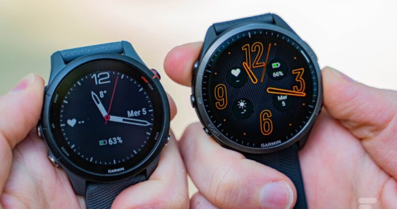 La Garmin Forerunner 255 à écran MIP à gauche et la Forerunner 965 à écran Amoled à droite // Source : Chloé Pertuis - Frandroid La Garmin Forerunner 255 à écran MIP à gauche et la Forerunner 965 à écran Amoled à droite // Source : Chloé Pertuis - Frandroid