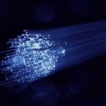 1 604 300 Gbit/s : la fibre optique bat tous les records et dépasse la bande passante mondiale d&rsquo;Internet