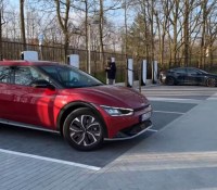 Kia EV6 dans un Tesla Superchargeur