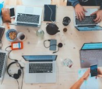 Bonne nouvelle, Google Calendar et Microsoft Outlook vont enfin vous simplifier la vie // Source : Marvin Meyer - Unsplash