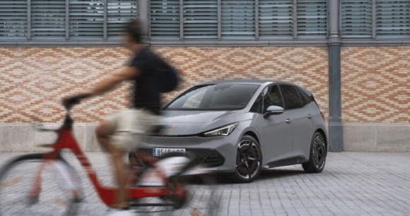 Un vélo est moins polluant à produire, entretenir, et induit moins de routes ou parking - Source : Cupra