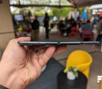 Le Google Pixel Fold ne se déplie pas complètement à 180 degrés, selon plusieurs personnes ayant pu le prendre en main // Source : Frandroid