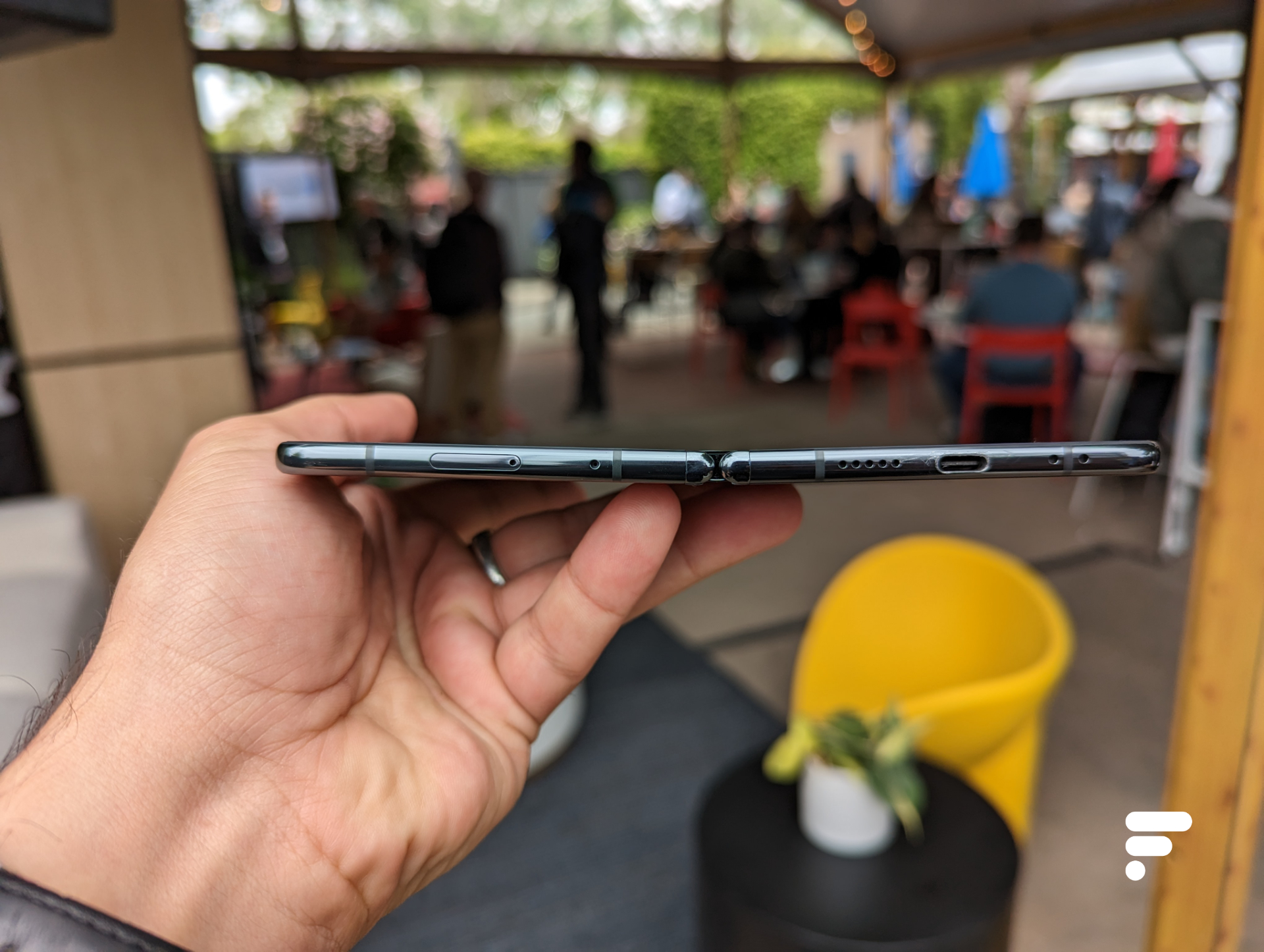 Le Google Pixel Fold ne se déplie pas complètement à 180 degrés, selon plusieurs personnes ayant pu le prendre en main. // Source : Frandroid