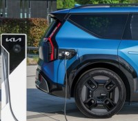 L'abonnement Kia Charge Plus et Ionity permettent de bénéficier d'un large réseau de bornes de chargement à prix préférentiel. // Source : Kia