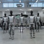 Fini le silence radio, la nouvelle démonstration du Tesla Bot est encourageante Fini le silence radio, la nouvelle démonstration du Tesla Bot est encourageante