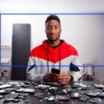 Quand l&rsquo;IA dézoome sur des photos iconiques, cela incite à des débats