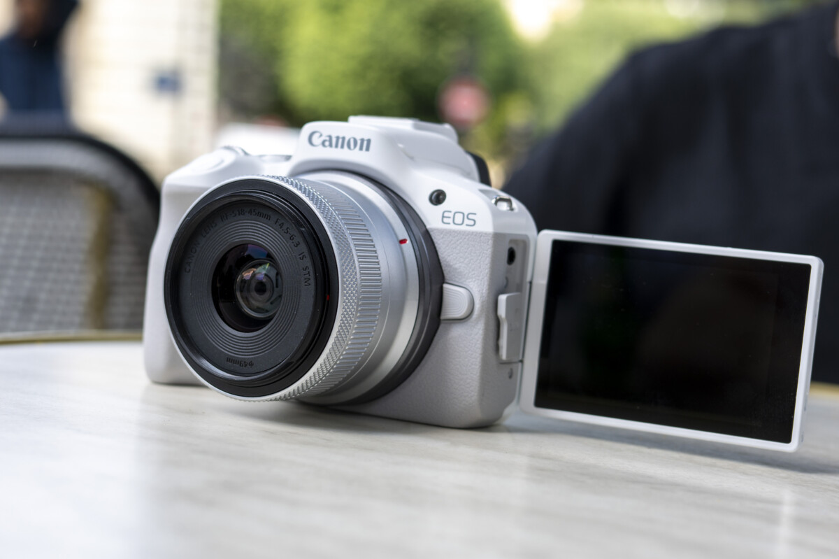 Le Canon EOS R50 et son écran sur rotule // Source : Théo Toyer - Frandroid Le Canon EOS R50 et son écran sur rotule // Source : Théo Toyer - Frandroid