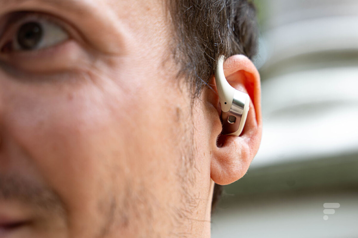 Les Shokz OpenFit aux oreilles // Source : Chloé Pertuis - Frandroid Les Shokz OpenFit aux oreilles // Source : Chloé Pertuis - Frandroid
