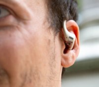 Les Shokz OpenFit aux oreilles // Source : Chloé Pertuis - Frandroid Les Shokz OpenFit aux oreilles // Source : Chloé Pertuis - Frandroid