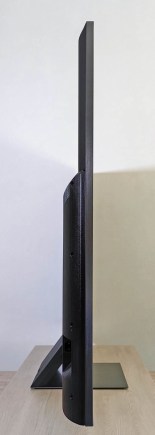 Le téléviseur de profil.