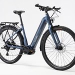 Ce VTC électrique Decathlon goûte à la surpuissance du moteur Bosch, mais il y a un mais Ce VTC électrique Decathlon goûte à la surpuissance du moteur Bosch, mais il y a un mais