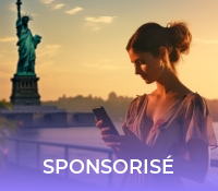 jeune femme qui regarde son smartphone en itinérance à New York