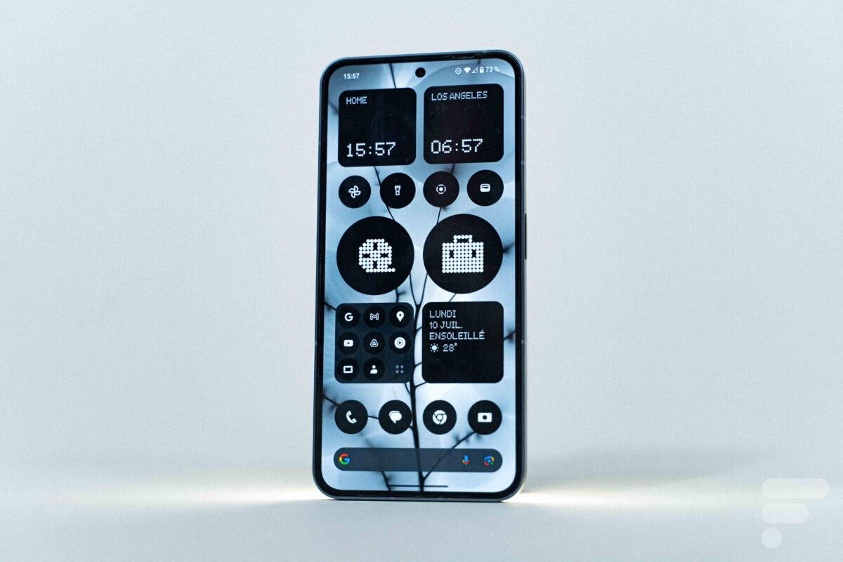 Le Nothing Phone (2) Le Nothing Phone (2)