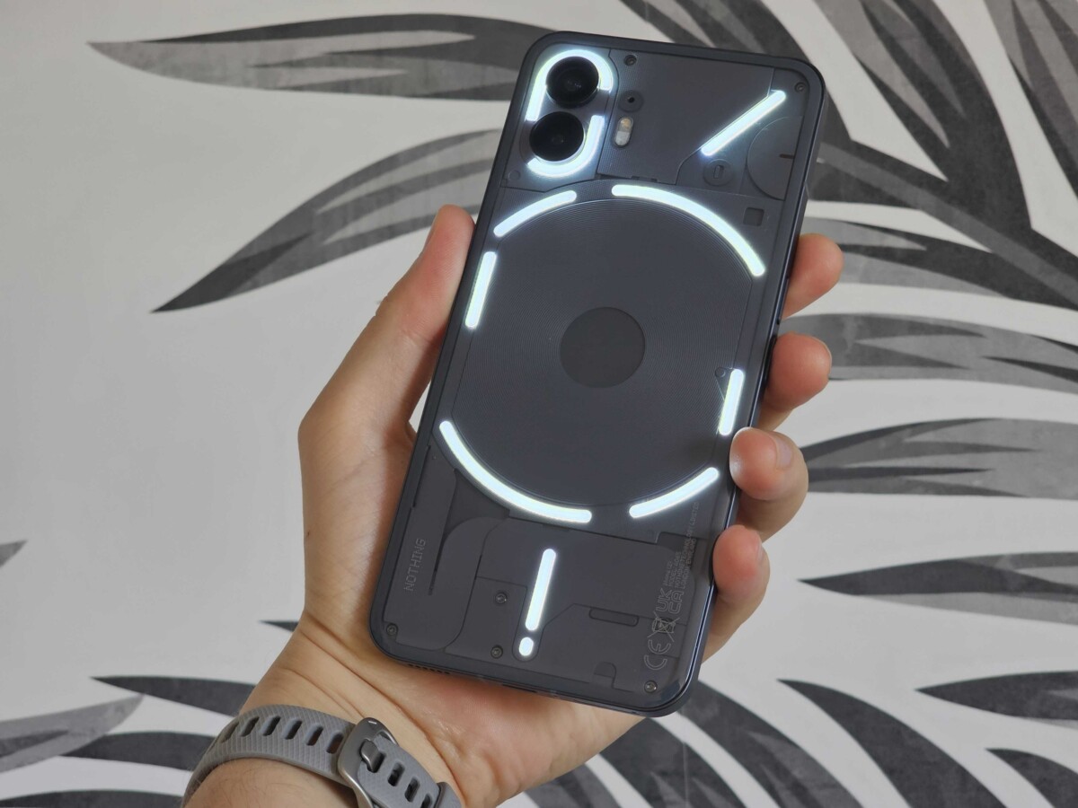 Nothing Phone (2) prise en main // Source : Frandroid Nothing Phone (2) prise en main // Source : Frandroid