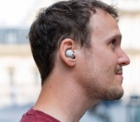 Les Sony WF-1000XM5 aux oreilles // Source : Chloé Pertuis - Frandroid