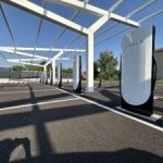 Tesla face à une nouvelle alliance de géants pour la suprématie des bornes de recharge Tesla face à une nouvelle alliance de géants pour la suprématie des bornes de recharge