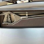 Le coup de génie de Tesla : remplacer le volant à droite par… un bras mécanique