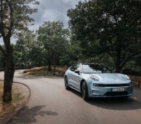 Zeekr a depuis des années ses centres de design et de R&D à Göteborg, en Suède, ville de Volvo (groupe Geely). Zeekr a depuis des années ses centres de design et de R&D à Göteborg, en Suède, ville de Volvo (groupe Geely).