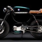 Ce café racer électrique pétarade comme une moto thermique Ce café racer électrique pétarade comme une moto thermique