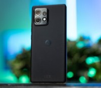 Le Motorola Edge 40 Pro // Source : Chloé Pertuis pour Frandroid