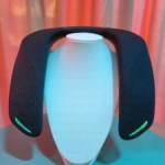 Cette enceinte se porte autour du cou : on a essayé le tour de cou gaming de Panasonic Cette enceinte se porte autour du cou : on a essayé le tour de cou gaming de Panasonic