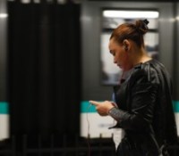Une personne sur un quai de métro parisien // Source : Unsplash