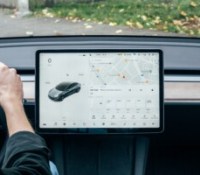 L'écran central d'une Tesla // Source : Jonas Leupe sur Unsplash