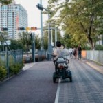 Circuler en fauteuil roulant sur les pistes cyclables : la loi évolue enfin dans le bon sens Circuler en fauteuil roulant sur les pistes cyclables : la loi évolue enfin dans le bon sens