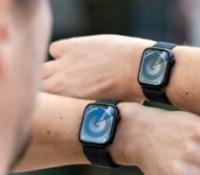 L'Apple Watch Series 9 45 mm à gauche et la 41 mm à droite // Source : Chloé Pertuis - Frandroid