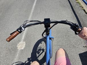 Au guidon, c'est plus lourd, mais ça reste agile à manier // Source : M.Lauraux pour Frandroid