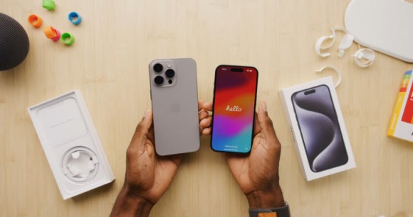 Unboxing des iPhone 15 et iPhone 15 Pro // Source : MKBHD Unboxing des iPhone 15 et iPhone 15 Pro // Source : MKBHD