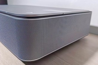 Une grille entoure l'appareil