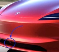 La caméra avant de la Tesla Model 3 qu'on attend toujours // Source : Tesla