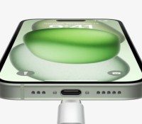 Un câble s'approchant du port USB-C de l'iPhone 15 // Source : Apple