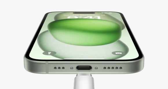 Un câble s'approchant du port USB-C de l'iPhone 15 // Source : Apple Un câble s'approchant du port USB-C de l'iPhone 15 // Source : Apple