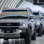 Le plus grand concurrent de Tesla prépare une nouvelle voiture électrique pour rivaliser avec le Cybertruck Le plus grand concurrent de Tesla prépare une nouvelle voiture électrique pour rivaliser avec le Cybertruck