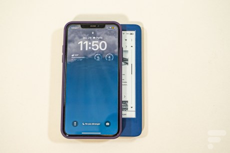 Comparaison de taille entre l'iPhone 11 Pro Max et le Kindle 2022 d'Amazon // Source : Frandroid